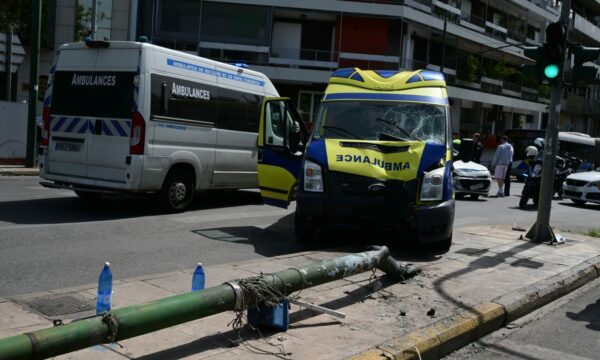 Τροχαίο στην Αθήνα: Ασθενοφόρο συγκρούστηκε με όχημα και «καρφώθηκε» σε κολώνα – Πέντε τραυματίες