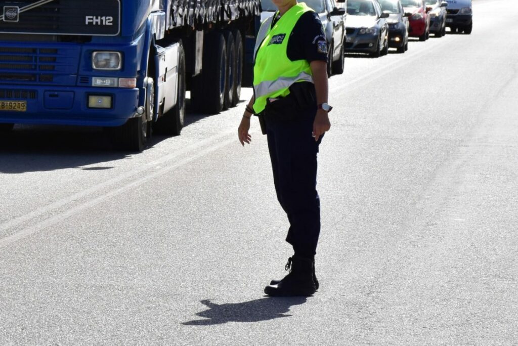 Θεσσαλονίκη: Η στιγμή που η 37χρονη αγνοεί το σήμα του τροχονόμου και τον πατάει με το IX – ΒΙΝΤΕΟ