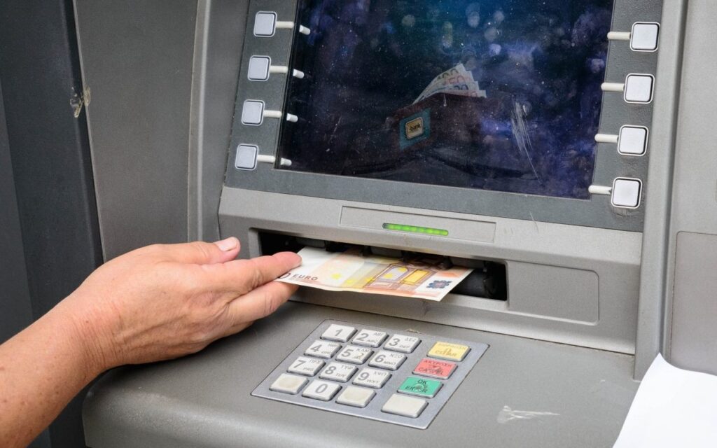 Kοιτάξτε κοντά στο ΑΤΜ – Aν δείτε αυτή τη λεπτομέρεια μην κάνετε ανάληψη χρημάτων