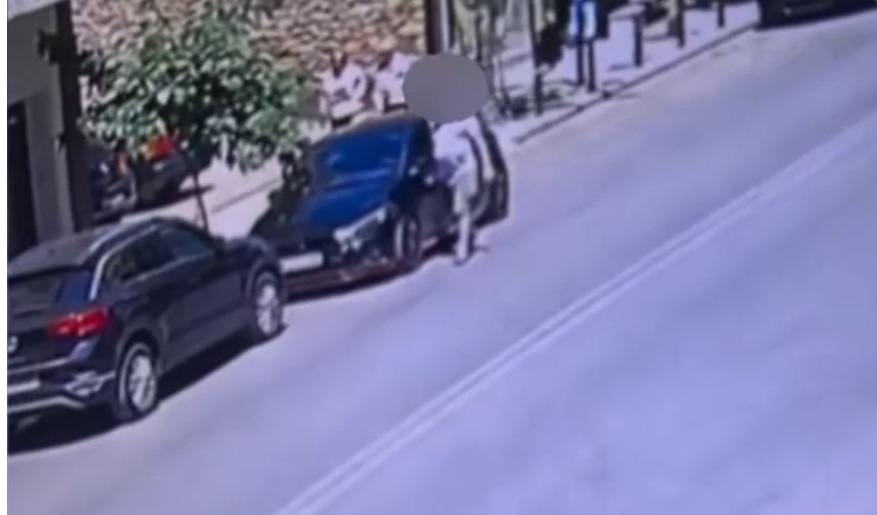 Αθήνα: Άνδρας χαρακώνει αυτοκίνητα στο κέντρο της πόλης – Δίνουν αμοιβή σε όποιον βοηθήσει για τον εντοπισμό του