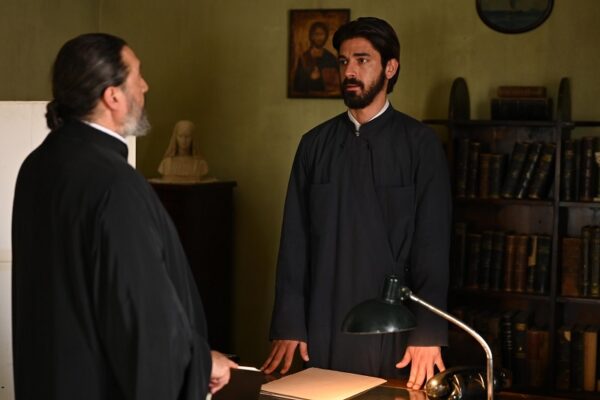 Άγιος έρωτας – Ο Αρχιερατικός Επίτροπος καταφθάνει στη Στέρνα την ίδια ώρα που…