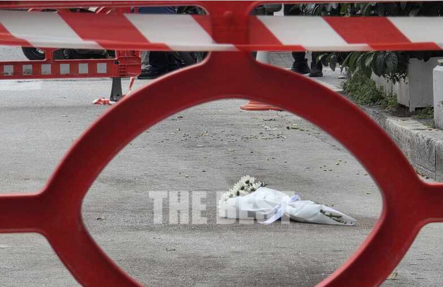 Πάτρα: Συντετριμμένη η αδελφή του 59χρονου που κατέληξε έπειτα από πτώση σοβάδων – Άφησε λίγα λουλούδια στο σημείο της τραγωδίας