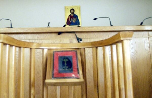 Ποινή φυλάκισης και πρόστιμο σε 43χρονη που τραυμάτισε το σκυλί του συζύγου της για να τον εκδικηθεί