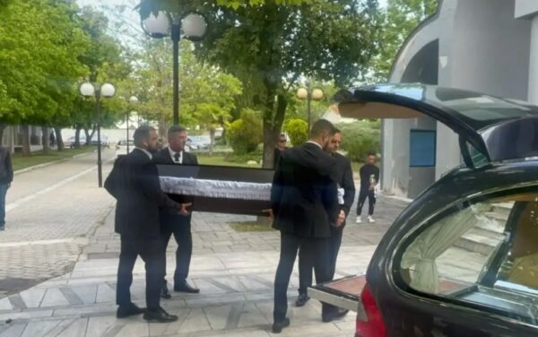 Οδύνη στο τελευταίο αντίο στην 52χρονη που δολοφονήθηκε από τον γιο της – «Θέλω να τον ρωτήσω γιατί το έκανε» λέει ο παππούς του