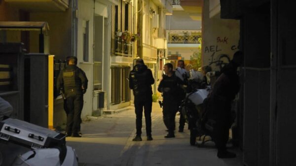 Έγκλημα στη Λάρισα: Προθεσμία να απολογηθεί την Παρασκευή πήρε ο 22χρονος ξαδερφός του μητροκτόνου
