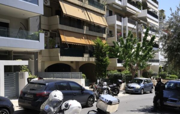 Φονικό στη Νέα Σμύρνη: «Σκέφτηκα να τον τρομάξω με το μαχαίρι και χωρίς να το θέλω, τον τραυμάτισα θανάσιμα» είπε ο πατέρας που σκότωσε τον γιο του