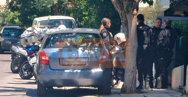 Νέα Σμύρνη: «Με μαχαίρωσε ο πατέρας μου», η κραυγή του γιου πριν καταρρεύσει