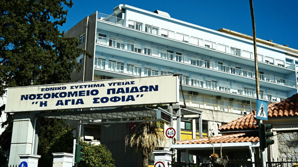 Τραγωδία-Πέθανε το 7χρονο κοριτσάκι που πέρασε μέσα από τζαμαρία στο σπίτι του στην Καλλιθέα