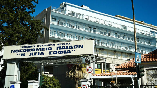 Τραγωδία-Πέθανε το 7χρονο κοριτσάκι που πέρασε μέσα από τζαμαρία στο σπίτι του στην Καλλιθέα