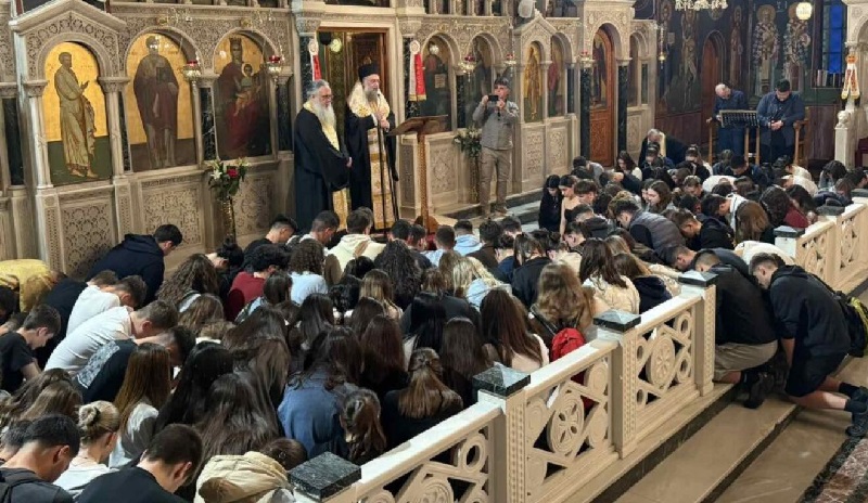 Δεκάδες μαθητές πήραν ευλογημένα στιλό στα Τρίκαλα, συμμετείχαν σε εκκλησιαστική παράκληση – Δείτε φωτογραφίες