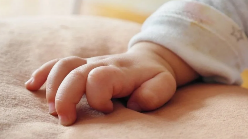 Βρέφος 4 μηνών στο Αίγιο βρέθηκε εθισμένο στα ναρκωτικά – Οι γονείς του είχαν συλληφθεί με 1 κιλό ηρωίνης