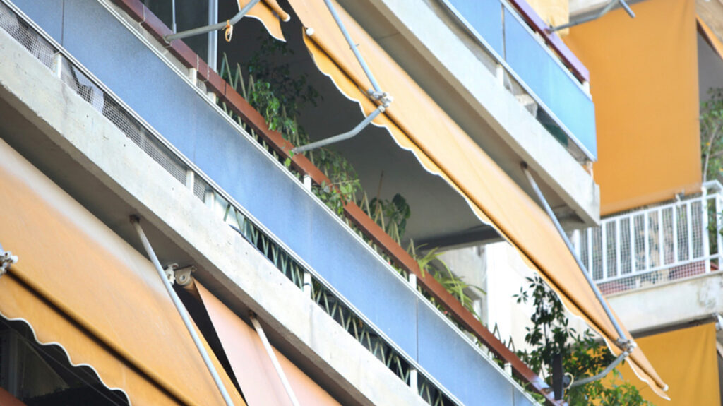 «Μας έφυγε μέσα από τα χέρια μας – Προσέξτε τα παιδιά σας και μην τα μαλώνετε καθόλου» – Ο λυγμός του παππού της 7χρονης που πέρασε από τζαμαρία και σκοτώθηκε στην Καλλιθέα
