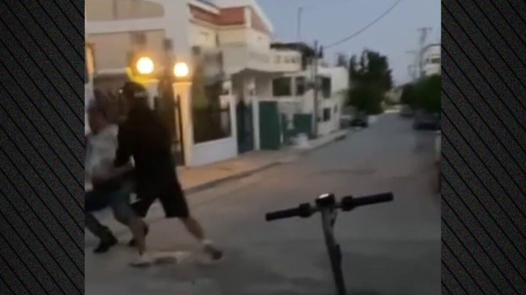 Βίντεο: Η στιγμή που ο 17χρονος επιτίθεται στον 50χρονο στα Γλυκά Νερά – Τον χτυπάει και τον βρίζει χυδαία
