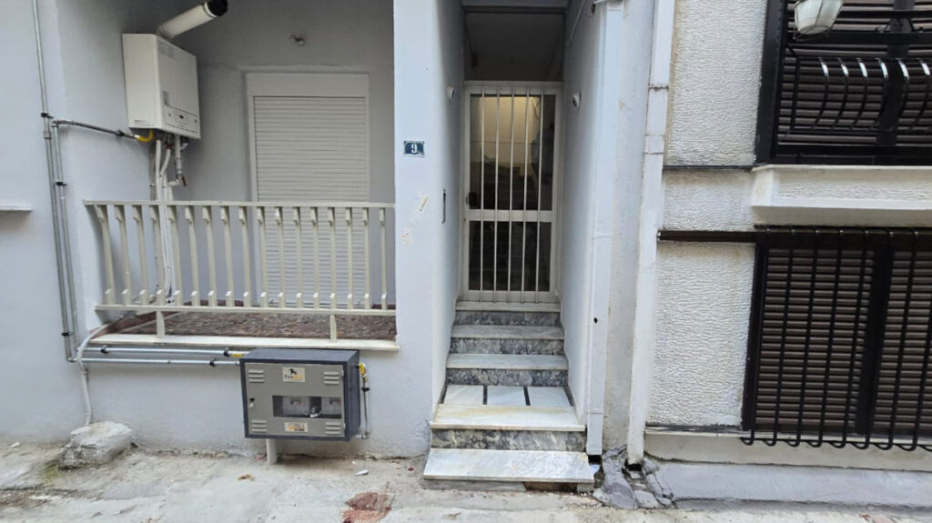 Δολοφονία της 52χρονης στη Λάρισα: «Είδα τη θεία μου νεκρή σε ένα πάπλωμα, με απείλησε ότι θα με μπλέξει στον φόνο», λέει ο ξάδερφος του 21χρονου