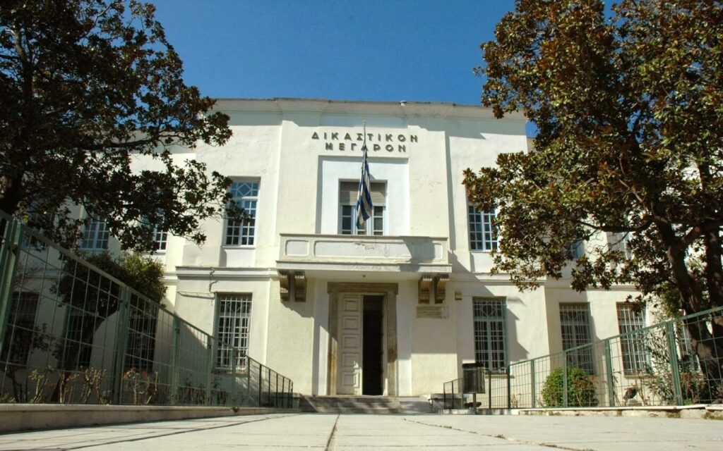 Πετούσε γλάστρες και χαλιά από το μπαλκόνι στον Βόλο μετά από καβγά με τη σύζυγό του που τον κατηγόρησε για ομόφυλη σχέση