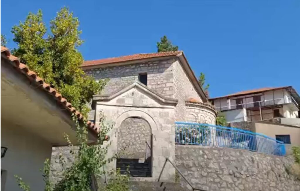 Μεγάλη θλίψη στην κηδεία της Άννας που δολοφονήθηκε στην Αμφιλοχία – Οι καμπάνες στα Πηγάδια ηχούσαν πένθιμα από το πρωί