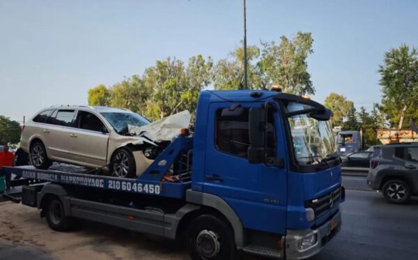 Συγκλονίζει ο συνάδελφος της 65χρονης που σκοτώθηκε στο τροχαίο στην Ποσειδώνος: «Η Ρούλα σφηνώθηκε στο παρμπρίζ του ταξί, αυτή την εικόνα δεν θα τη βγάλω από το μυαλό μου»