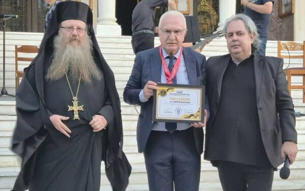 Ο Γιωργος Τσούκαλης βραβεύτηκε από την Ιερά Μητρόπολη Πειραιά