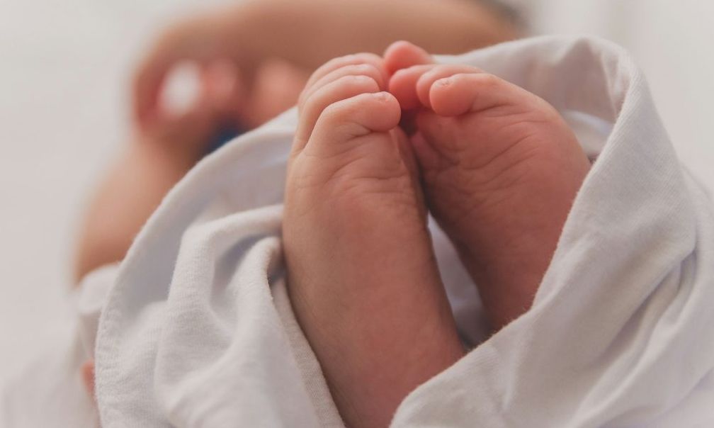 Βρέφος 6 μηνών τραυματίστηκε στο κεφάλι από τον πατέρα – Διακομίστηκε στο Παίδων