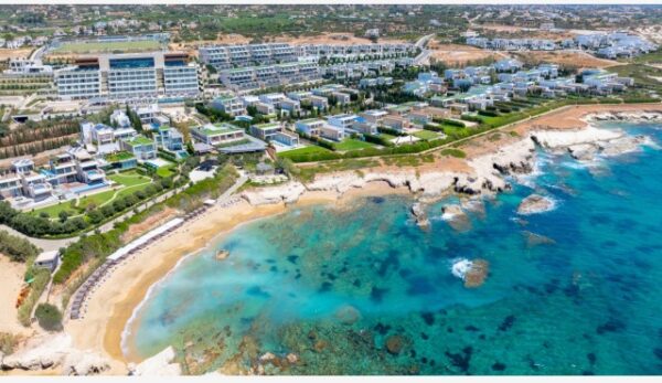 “Cap St Georges Hotel & Resort”! Αυτό είναι το resort κόσμημα της Κύπρου και η ιδανική επιλογή για τη διαμονή σας στο νησί