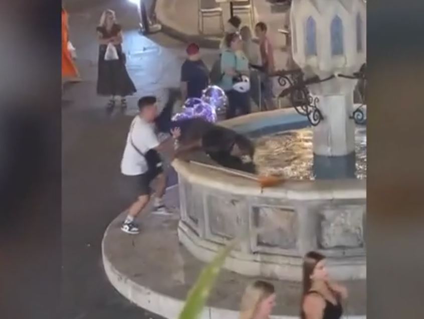 Αποτροπιασμός στη Ρόδο: Έσπρωξε άστεγο σε σιντριβάνι και γελούσε – Βίντεο ντοκουμέντο