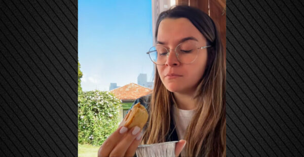 «Η τελευταία φορά που τρώω φαγητό της μαμάς μου»: Viral η γυναίκα που τρώει το γεύμα που άφησε η μητέρα της στην κατάψυξη πριν πεθάνει