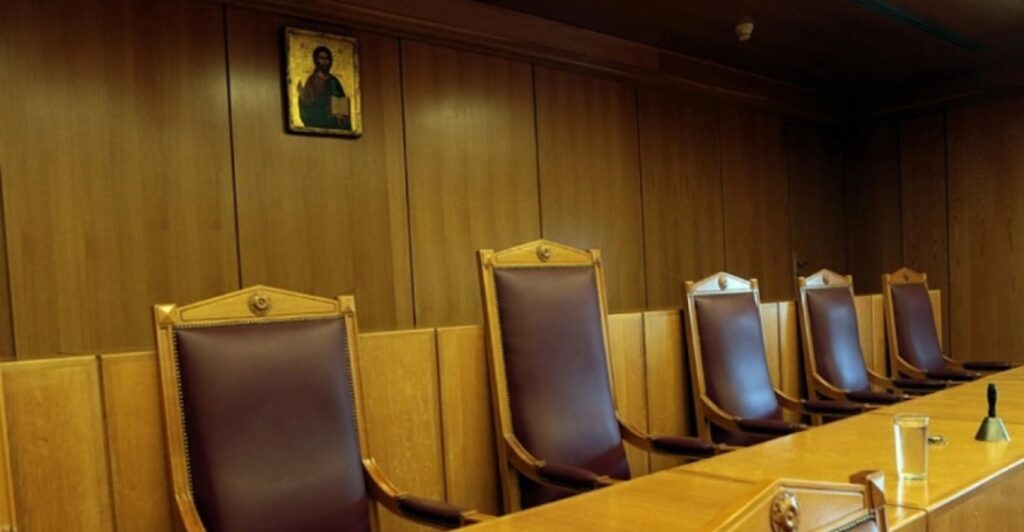 Στη φυλακή 52χρονος στο Βόλο που ξυλοκόπησε τον αδερφό του και επιχείρησε να του «βγάλει» τα μάτια – Πήγε στο δικαστήριο με το εσώρουχο