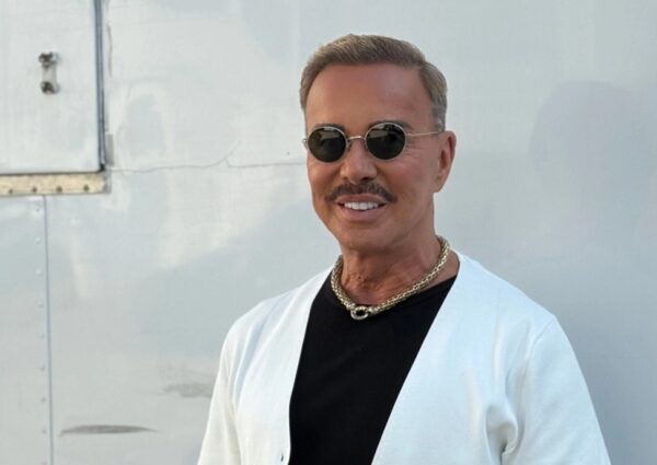 Λάκης Γαβαλάς: Ξυλόκαστρο, εκεί που η θάλασσα συναντά την ποίηση