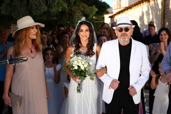 Ο Σταμάτης Γονίδης πηγαίνει την… κόρη του στην εκκλησία!