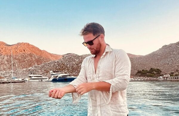 Τζέιμς Καφετζής: Στη Ρόδο ζεις ανάμεσα σε κάστρα και αυλές