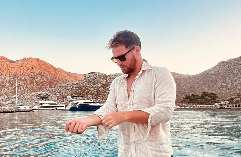 Τζέιμς Καφετζής: Στη Ρόδο ζεις ανάμεσα σε κάστρα και αυλές