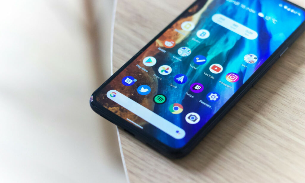 Πρώην εργαζόμενος της Google συμβουλεύει: «Καθαρίστε εντελώς την οθόνη του κινητού σας»