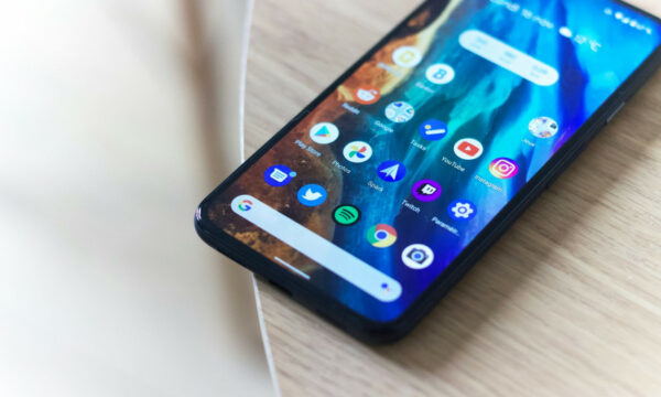 Πρώην εργαζόμενος της Google συμβουλεύει: «Καθαρίστε εντελώς την οθόνη του κινητού σας»