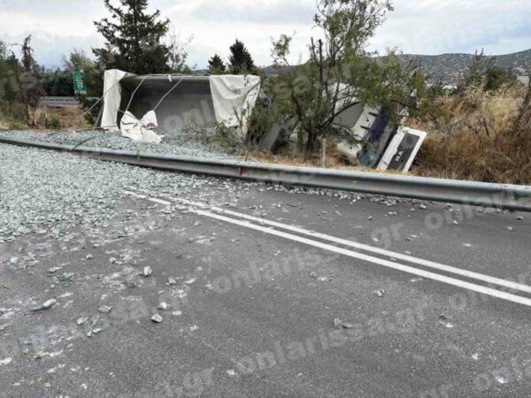 Λάρισα: Απίστευτο τροχαίο με εκτροπή νταλίκας στην εθνική στο ύψος του Μακρυχωρίου