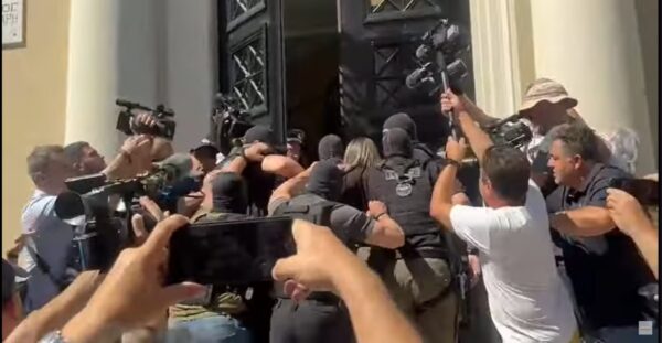 Ειρήνη Μουρτζούκου: Η στιγμή της άφιξης στα δικαστήρια της Πάτρας – Δείτε βίντεο