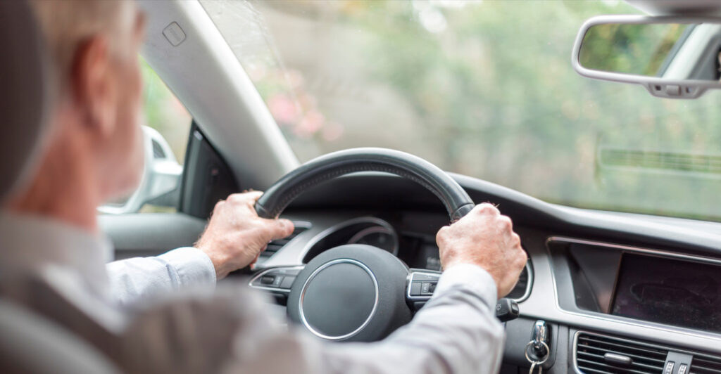 Αυστηρά μέτρα για τους ηλικιωμένους οδηγούς – Ποιοι αφήνουν το τιμόνι στα 65 και ποιοι στα 67