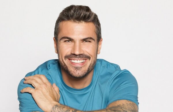 Ο Άκης Πετρετζίκης παραμένει στον Alpha και… μας ανοίγει την όρεξη για ακόμη περισσότερα!