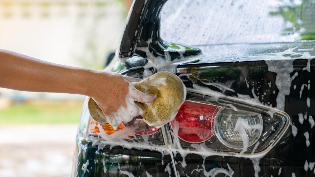 Παράνομο το πλύσιμο του αυτοκίνητου στο δρόμο -Ποιο είναι το πρόστιμο