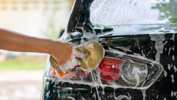 Παράνομο το πλύσιμο του αυτοκίνητου στο δρόμο -Ποιο είναι το πρόστιμο