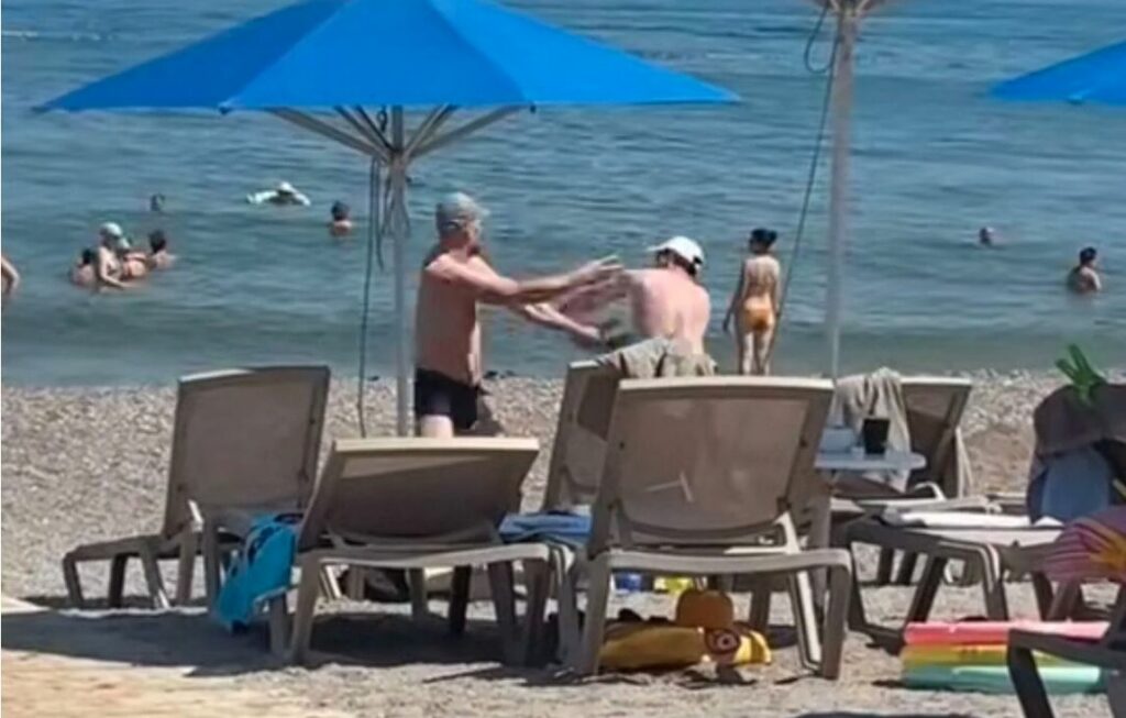 Τουρίστες πιάστηκαν στα χέρια για μια… ξαπλώστρα σε παραλία της Ρόδου