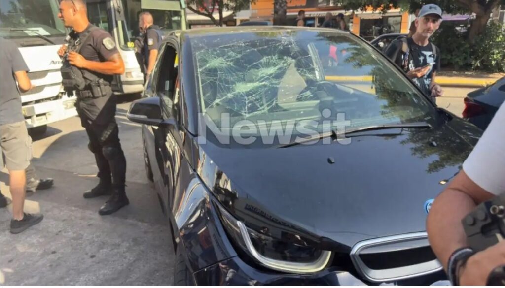 Νίκαια: «Πάταγα φρένο και δεν έπιανε» υποστηρίζει η οδηγός του αυτοκινήτου που «καρφώθηκε» στο σούπερ μάρκετ