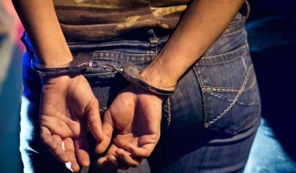 Βόλος: Σύλληψη 52χρονης για παιδική πορνογραφία – Πουλούσε φωτογραφίες και βίντεο της κόρης της