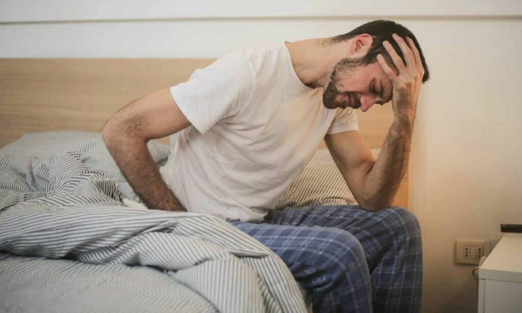 Γιατί ξυπνάτε συνέχεια μεταξύ 3 και 5 π.μ.: Τι σημαίνει πραγματικά η «ώρα του λύκου»