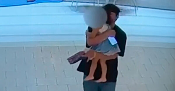 Η στιγμή που άνδρας με σχιζοφρένεια αρπάζει 3χρονο κοριτσάκι από εμπορικό κέντρο – Δείτε βίντεο