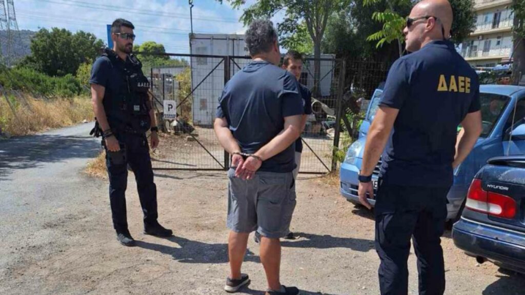 Άφηνε παιδιά ΑΜΕΑ σε κέντρο αποκατάστασης και μετά έβαζε φωτιές o υπάλληλος του Δήμου Παλλήνης που συνελήφθη