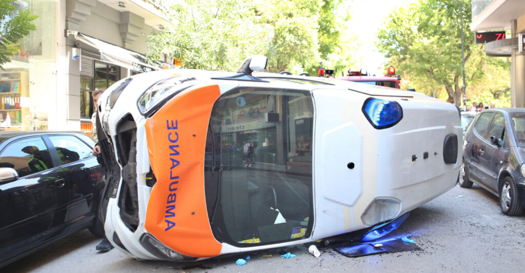 Βίντεο: Δείτε πώς έγινε το δυστύχημα με το ασθενοφόρο στο Γουδί – Το εμβόλισε βαν που παραβίασε STOP