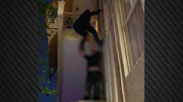 Αστυνομικοί σκαρφάλωσαν σε μπαλκόνι πρώτου ορόφου στα Καμίνια και έσωσαν 5χρονο αγοράκι