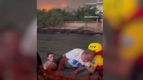 Φωτιά στην Αχαΐα: Η στιγμή που εθελοντές του «Ερυθρού Σταυρού» σώζουν οικογένειες με διασωστική λέμβο