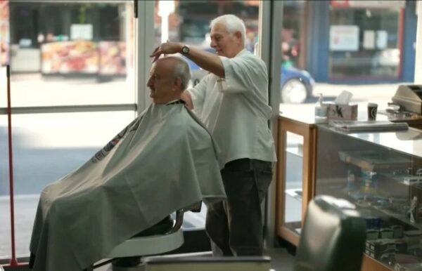 Δύο 80χρονοι Έλληνες κουρείς στο Σίδνεϊ δεν λένε να αφήσουν τα ψαλίδια κάτω