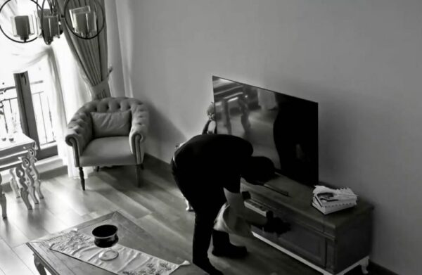 Βίντεο ντοκουμέντο θρασύτατης διάρρηξης στον Πειραιά – Πώς σταμπάρουν τα σπίτια στόχους